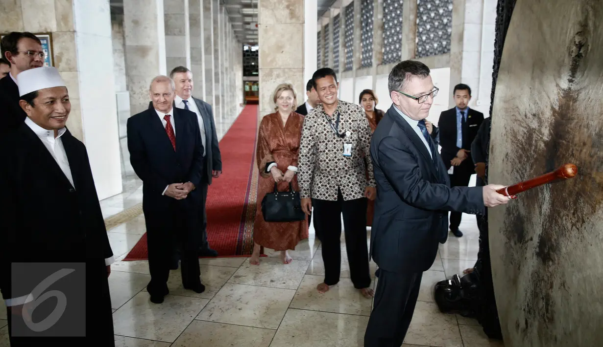 Menteri Luar Negeri Republik Ceko, Lubomir Zaoralek (kanan) saat mengunjungi ke Masjid Istiqlal, Jakarta, (26/2). Lubomir Zaoralek berkunjung ke beberapa tempat ibadah seperti Gereja Kathedral dan Masjid Istiqlal. (Liputan6.com/Faizal Fanani)