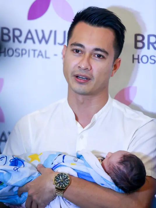 Kebahagiaan terpancar dari wajah aktor 32 tahun tersebut. Perjuangannya menemani persalinan sang istri terbayar tuntas dengan kehadiran bayi yang sehat. (Kapanlagi.com/Muhammad Akrom Sukarya)