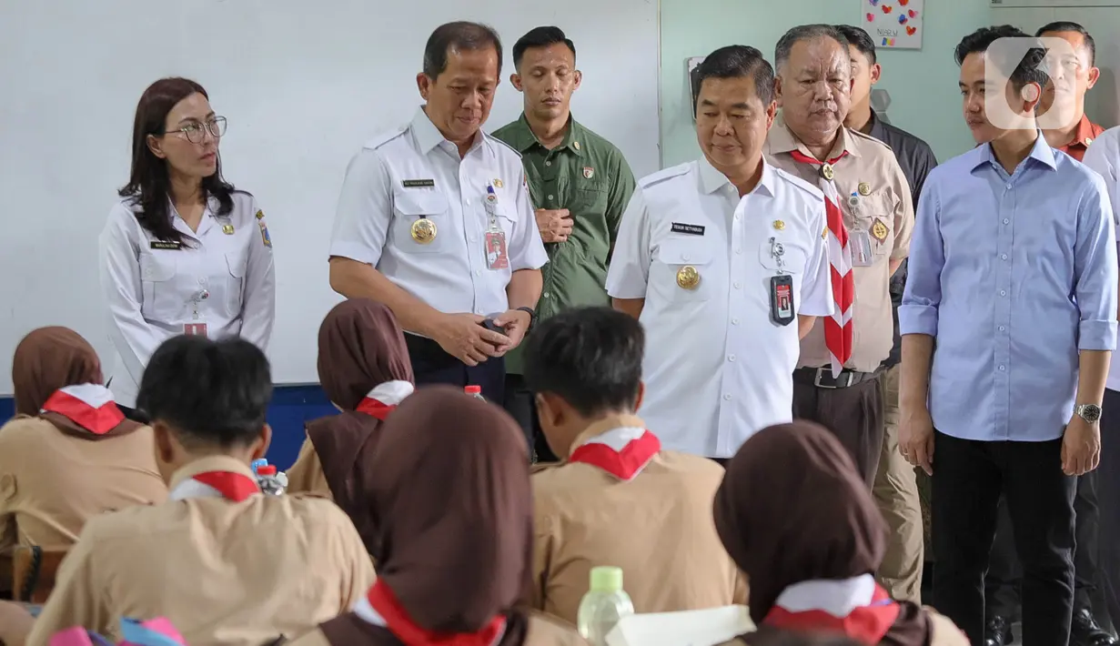 Saat meninjau uji coba program makan bergizi gratis di SMPN 270 Jakarta, Wapres Gibran Rakabuming Raka didampingi Penjabat (Pj) Gubernur DKI Jakarta, Teguh Setyabudi. (Liputan6.com/Herman Zakharia)