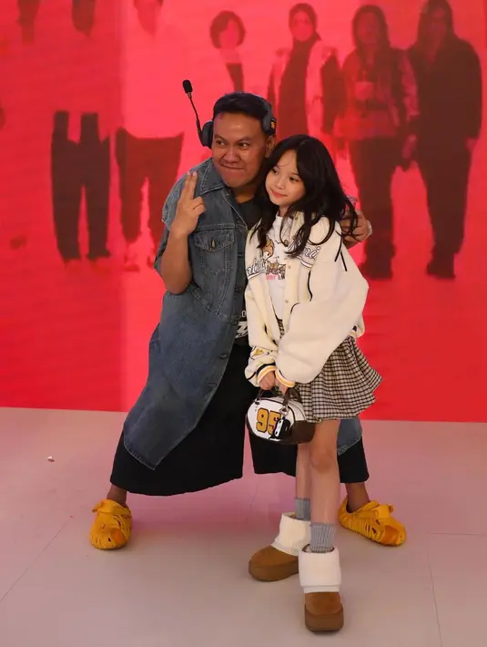 Gempi nampak mengenakan t-shirt Hello Kitty berlapis varsity berwarna beige bergaris hitam [@inigempiii]