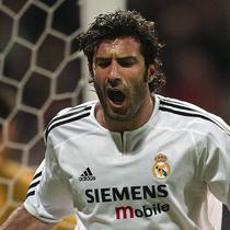 Karier Figo terus bersinar selama lima tahun merumput di Real Madrid. Pemain gelandang ini mencetak 66 gol dan 89 assist dari 336 pertandingan dan memenangi tujuh trofi bersama Real Madrid. (AFP/Javier Soriano)