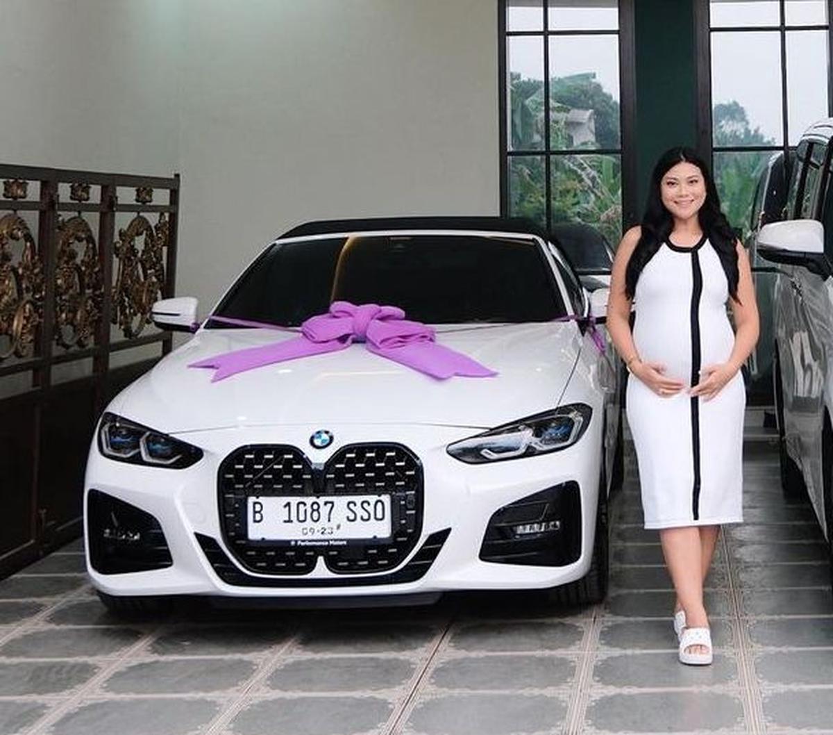 Hanum juga terlihat langsung melakukan test drive sesaat setelah mobilnya tiba. Hingga kini unggahan Hanum soal mobil barunya ini sudah mendapat perhatian publik sebanyak 400 ribu lebih tanda suka.