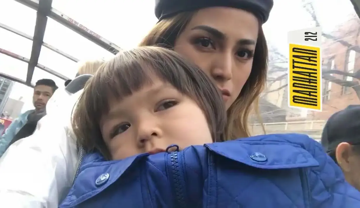 Terlihat dari beberapa unggahannya, Jedar memang selalu berbahagia menghabiskan waktu senggang bersama sang buah hati. Begitu tulus Jedar merawat sang anak seorang diri, tak heran jika dirinya terus dipuji. (Instagram/inijedar)