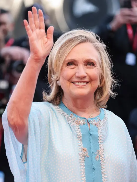 Hillary Clinton berpose untuk fotografer setibanya pada pemutaran perdana film 'White Noise' dan upacara pembukaan Venice Film Festival ke-79 di Venesia, Italia, 31 Agustus 2022. Hillary berbalut kaftan biru muda yang sejuk. (Photo by Joel C Ryan/Invision/AP)