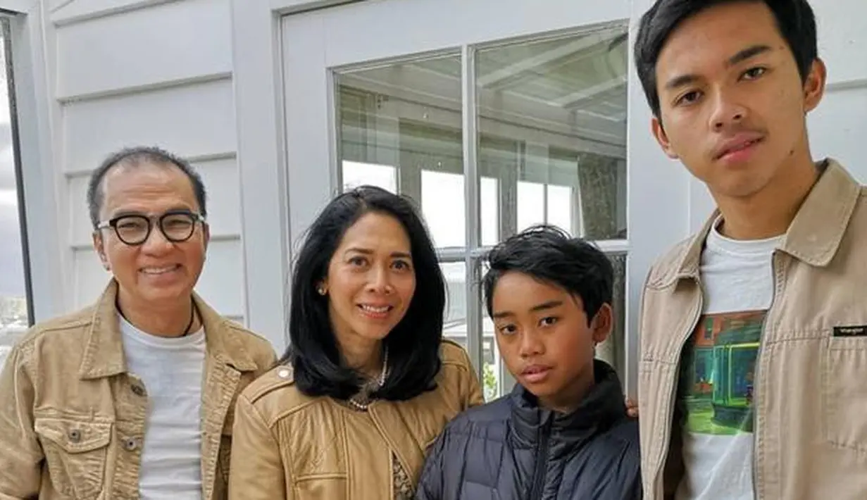 Tantowi Yahya dan Adjani Yahya (Instagram/tantowiyahyaofficial)