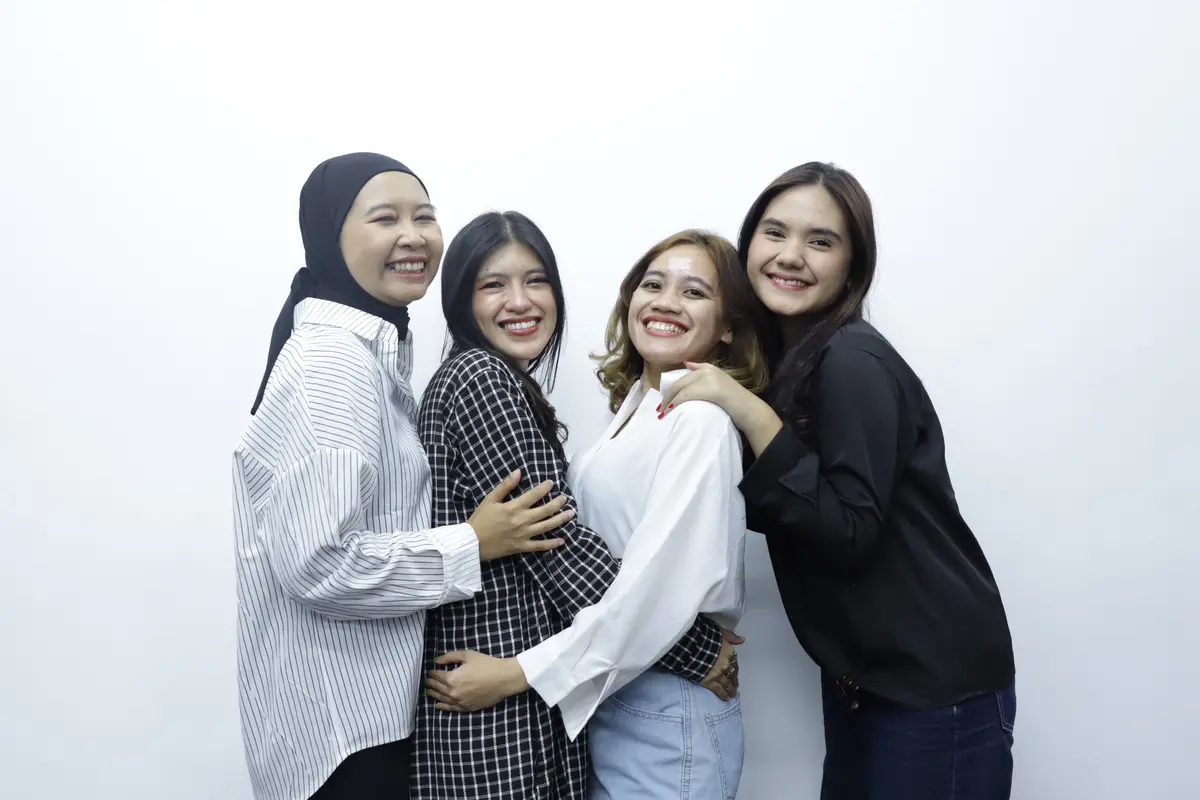 wanita november sahabat teman