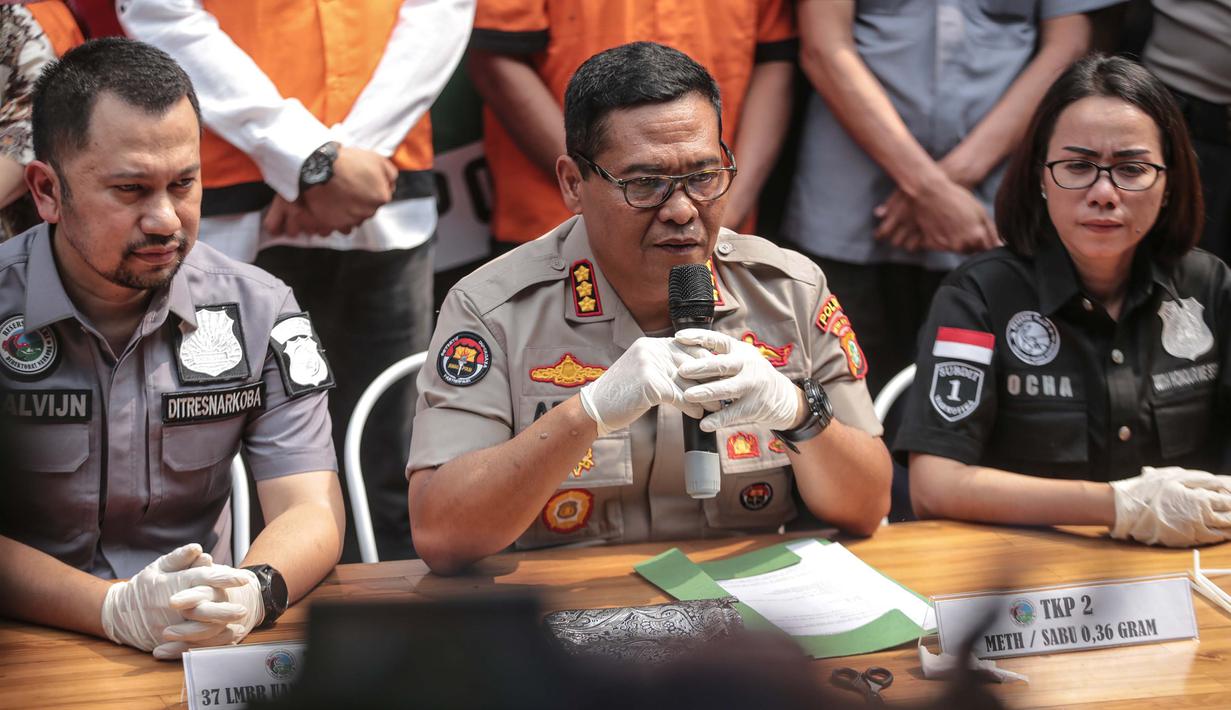 Kabid Humas Polda Metro Jaya Kombes Argo Yuwono (tengah) memberikan keterangan terkait kasus narkoba yang menjerat komedian Tri Retno Prayudati alias Nunung di Polda Metro Jaya, Jakarta, Senin (22/7/2019). Nunung dan suami July Jan Sambiran ditangkap karena kasus narkoba. (Liputan6.com/FaizalFanani)