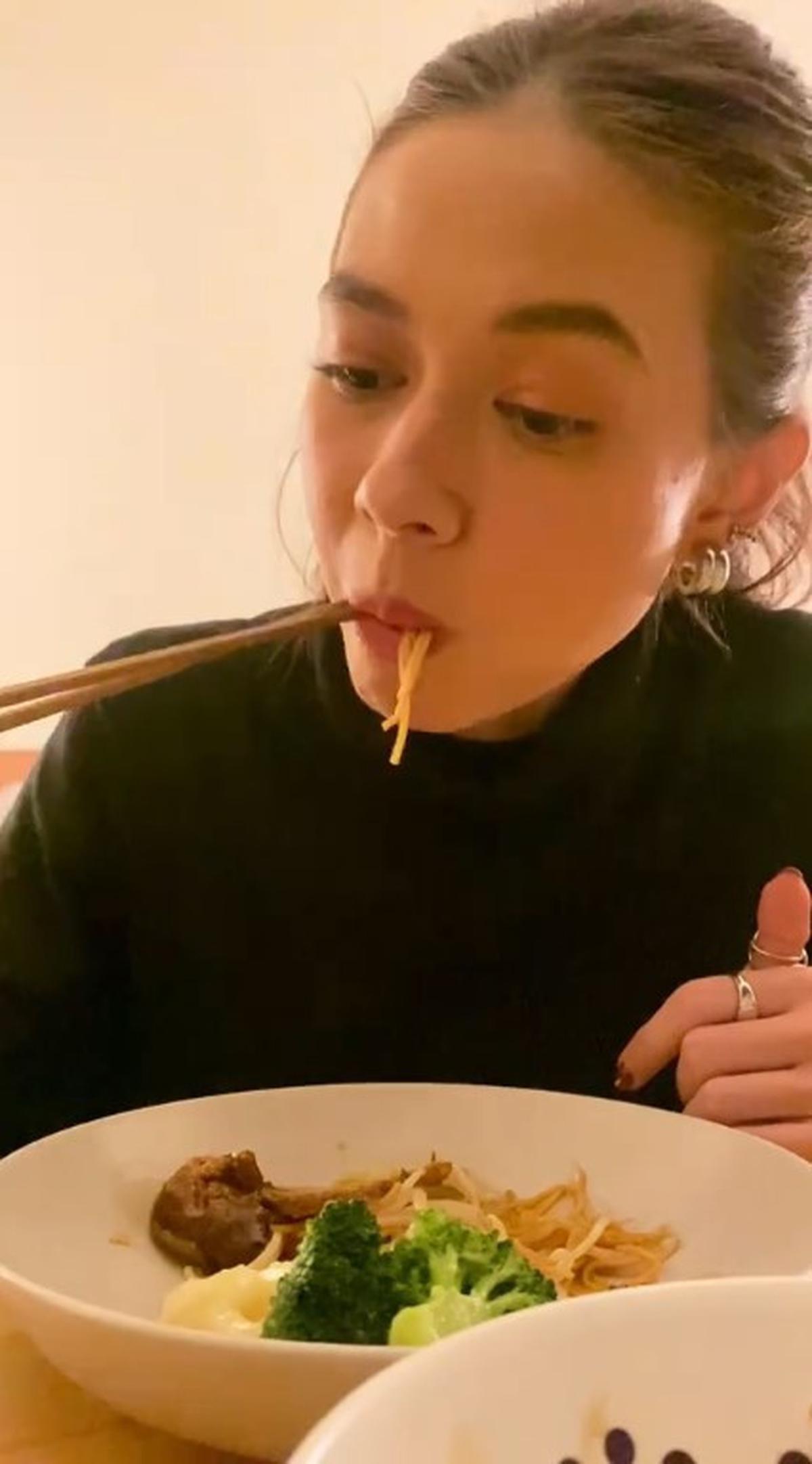Para Sahabat Sudah Punya Pasangan Masing-Masing, Ini 7 Potret Yuki Kato yang Bahagia Meski Masih Terlihat Sendiri