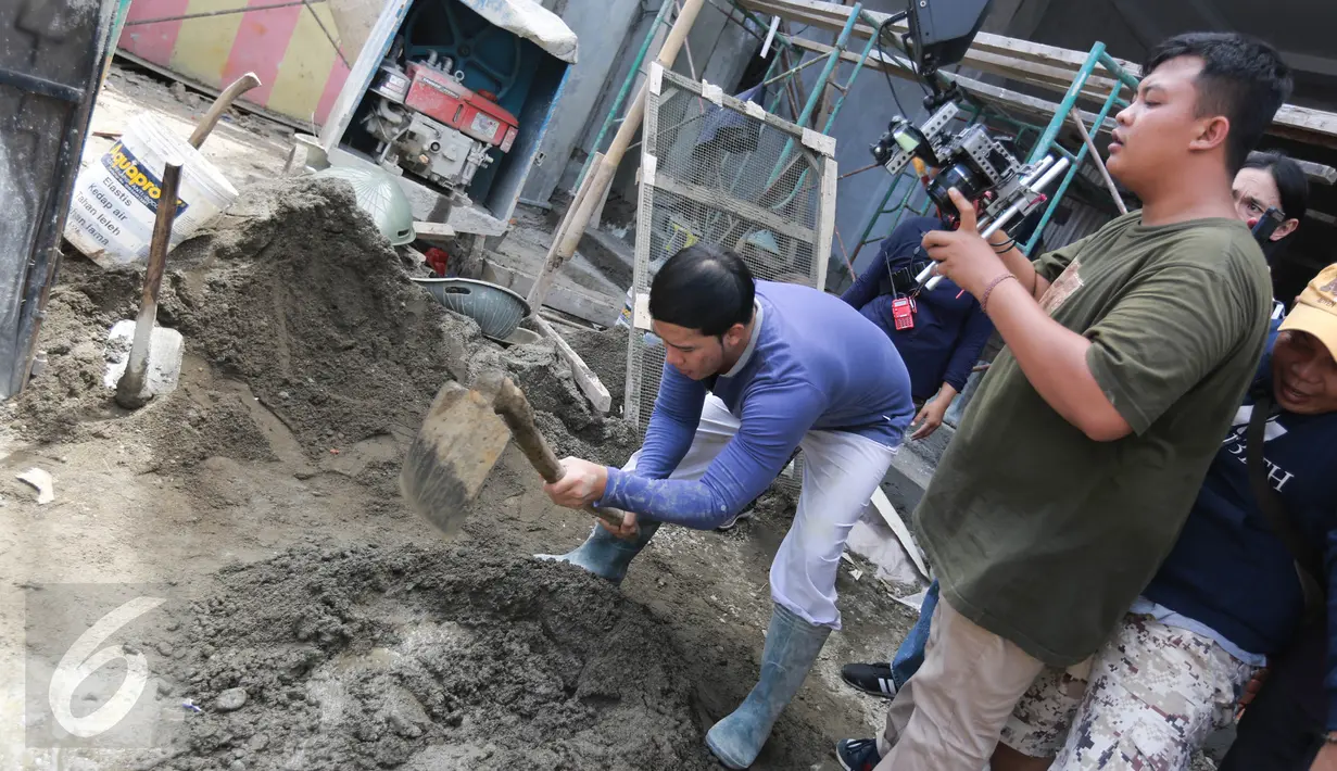 Vokalis band Repvblik, Ruri menjadi tukang bangunan saat syuting pembuatan video klip 'Sayang Sampai Mati' di kawasan Depok, Jawa Barat, Kamis (19/1). (Liputan6.com/Herman Zakharia)