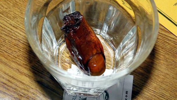 Cocktail Sourtoe dengan jari kaki yang diawetkan. (source : abcnews)