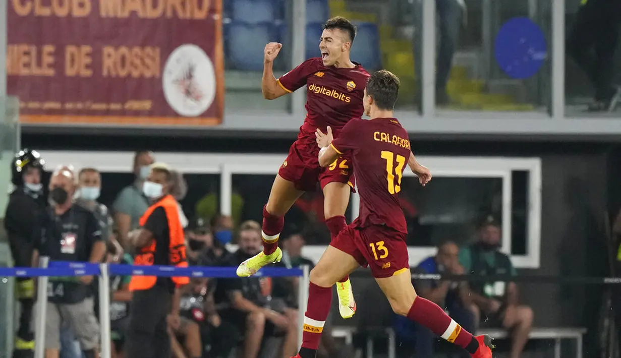 Penyerang AS Roma, Stephan El Shaarawy melakukan selebrasi usai mencetak gol ke gawang CSKA Sofia pada pertandingan grup C Liga Europa di Stadion Olimpiade Roma, Jumat (17/9/2021). AS Roma menang telak atas CSKA Sofia 5-1. (AP Photo/Andrew Medichini)