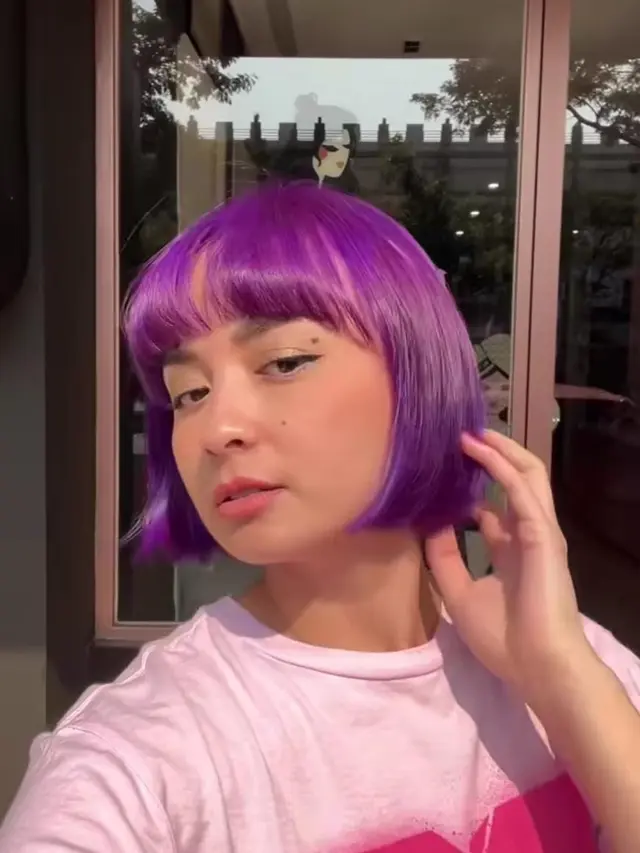 Pesona Joanna Alexandra dengan Warna Rambut Ungu