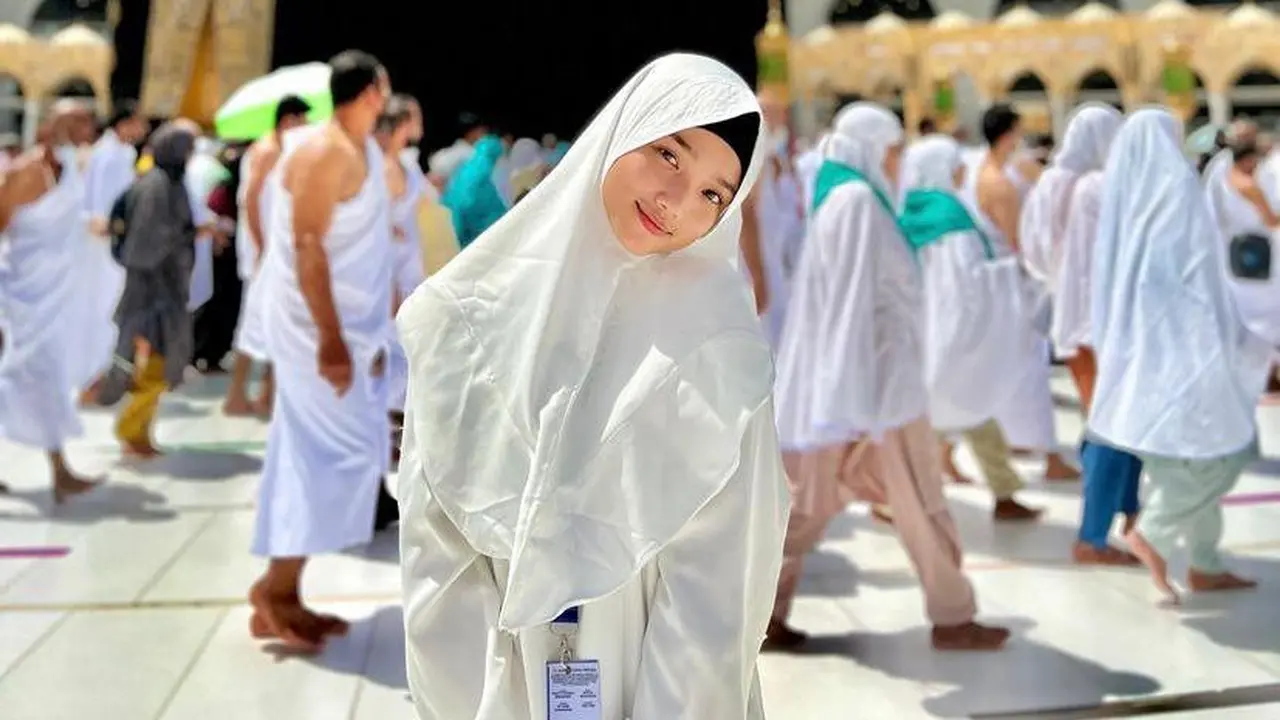 7 Tampilan Fuji Pakai Hijab Syar’i saat Umrah Bersama Thariq Halilintar, Banjir pujian