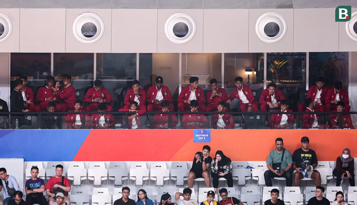 Sejumlah pemain Timnas Indonesia U-17 menonton laga Grup H Piala Dunia FIBA 2023 antara Kanada melawan Latvia di Indonesia Arena, Senayan, Jakarta, Selasa (29/08/2023). (Bola.com/Bagaskara Lazuardi)