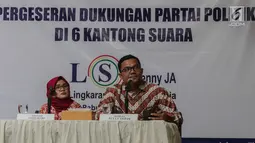 Peneliti LSI Denny JA, Adjie Alfaraby (kanan) didampingi moderator Fitri Hari menyampaikan hasil rilis tentang 'Pergeseran Dukungan Partai Politik di 6 Kantong Suara' di Jakarta, Rabu (20/2). (Liputan6.com/Faizal Fanani)