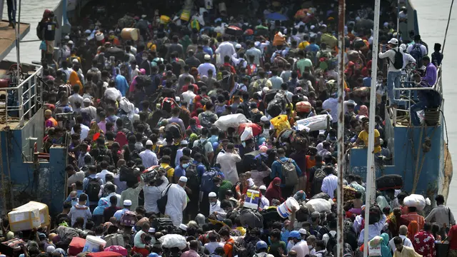 Ramai-ramai Mudik Lebaran Naik Kapal di Bangladesh