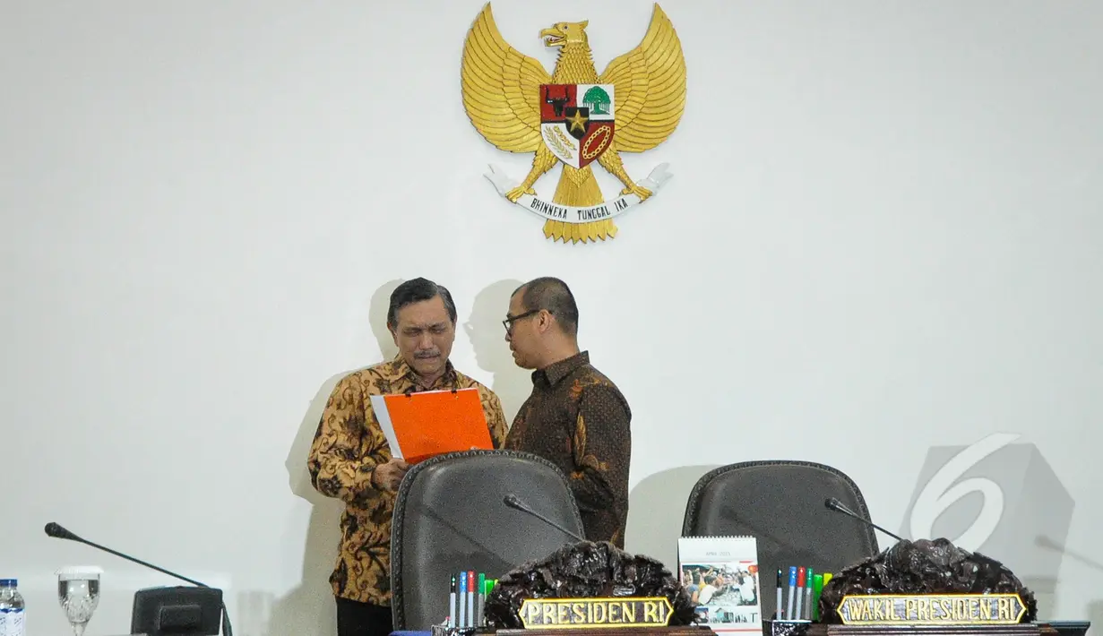 Kepala Staf Kepresidenan Luhut Panjaitan (kiri) berbincang dengan Seskab Andi Widjajanto sebelum mengikuti rapat kabinet terbatas terkait persiapan Konferensi Asia Afrika di Kantor Presiden, Jakarta, Kamis (2/4/2015). (Liputan6.com/Faizal Fanani)