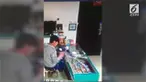 Seorang pria terkejut saat mie instan kemasan miliknya melayang di udara. Ternyata pemicunya adalah pemantik yang ada di bawah mie instan meledak karena hawa panas yang berlebihan.