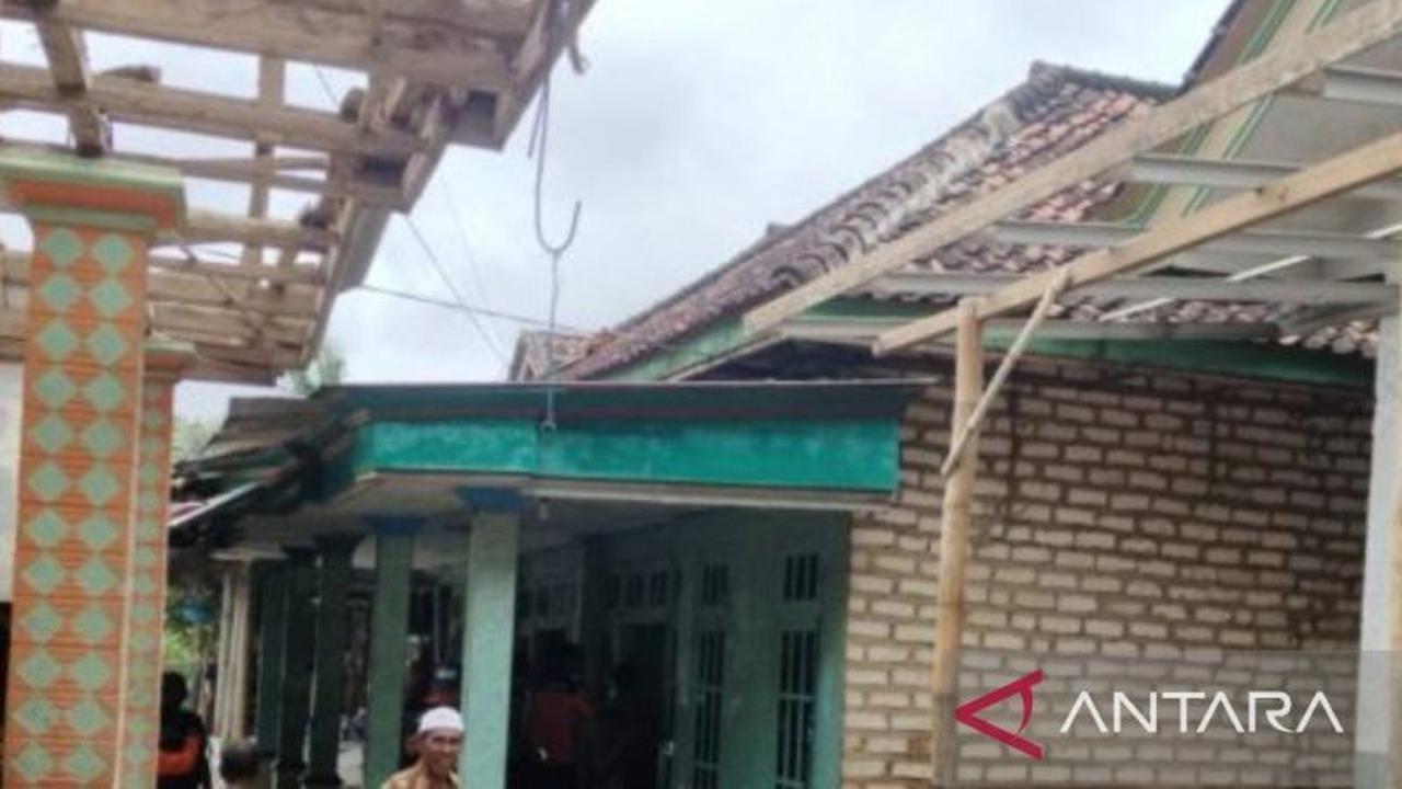 Pemkab Pamekasan Ungsikan 10 KK Terdampak Bencana Longsor Pamekasan di Sana Daja