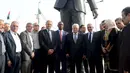 Presiden Palestina Mahmoud Abbas (tengah kanan) dan sejumlah pejabat berfoto bersama di depan patung tokoh perjuangan antiapartheid, Nelson Mandela pada peresmian di kota Ramallah, Palestina, Selasa (26/4). (Palestinian President Office via REUTERS)