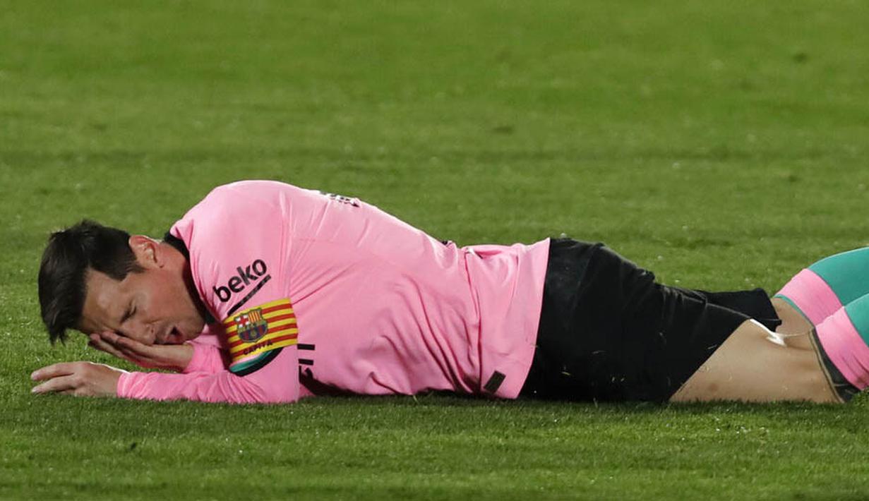 Striker Barcelona, Lionel Messi, meringis kesakitan saat melawan Getafe pada laga Liga Spanyol di Stadion Coliseum Alfonso Perez, Minggu (18/10/2020). Barcelona takluk dengan skor 1-0. (AP/Manu Fernandez)
