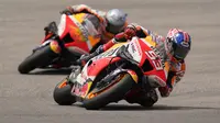 Hebatnya, Marc Marquez tidak panik usai insiden tersebut. Ia tetap fokus dan mampu melewati satu per satu pembalap di depannya. Dan akhirnya, ia mampu memenangi persaingan ketat dengan Fabio Quartararo dan Jorge Martin untuk mengunci posisi ke-6 di akhir balapan. (AP/Eric Gay)