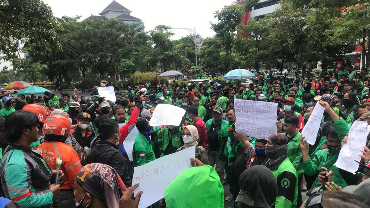 Viral Massa Ojol Geruduk Multivision Tower Gegara Rekannya Dipukul Security