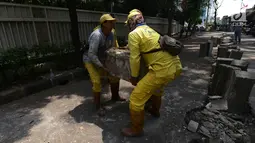 Pekerja membongkar pembatas beton (barrier) di Jalan M Yamin bagian sisi barat, kawasan Menteng,  Jakarta, Rabu (20/1). Pemprov DKI akan membuka kembali jalan itu sebagai akses lalu lintas untuk umum pada 24 maret 2019 mendatang. (merdeka.com/Imam Buhori)