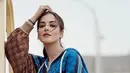 Tasya mengenakan jaket oversized berwarna biru dan coklat yang dipadukan dengan shoulder bag besar yang juga berwarna coklat. Tak lupa ia memakai bold make up yang menjadi look favoritnya. (Liputan6.com/IG/@tasyafarasya)