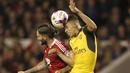 Pemain Arsenal, Gabriel Paulista, berduel dengan pemain Nottingham Forest, Henri Lansbury, pada putaran ketiga Piala Liga Inggris di Stadion The City Ground, Rabu (21/9/2016) dini hari WIB. (Action Images via Reuters/John Sibley)