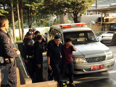 Komisi Pemberantasan Korupsi membawa dua politisi dan pejabat Pemkab Musi Banyuasin untuk diperiksa di gedung KPK Jakarta, Sabtu (20/6/2015). Keempat orang tersebut merupakan hasil OTT pada Jumat (19/6) malam. (Liputan6.com/Helmi Fithriansyah)