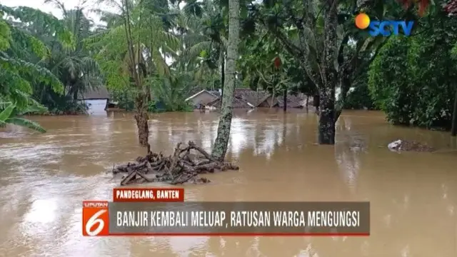 Luapan air Sungai Cipunteun akibat gelombang pasang merendam permukiman warga di Labuan, Banten. Ketinggian air bahkan hingga mencapai 2 meter.