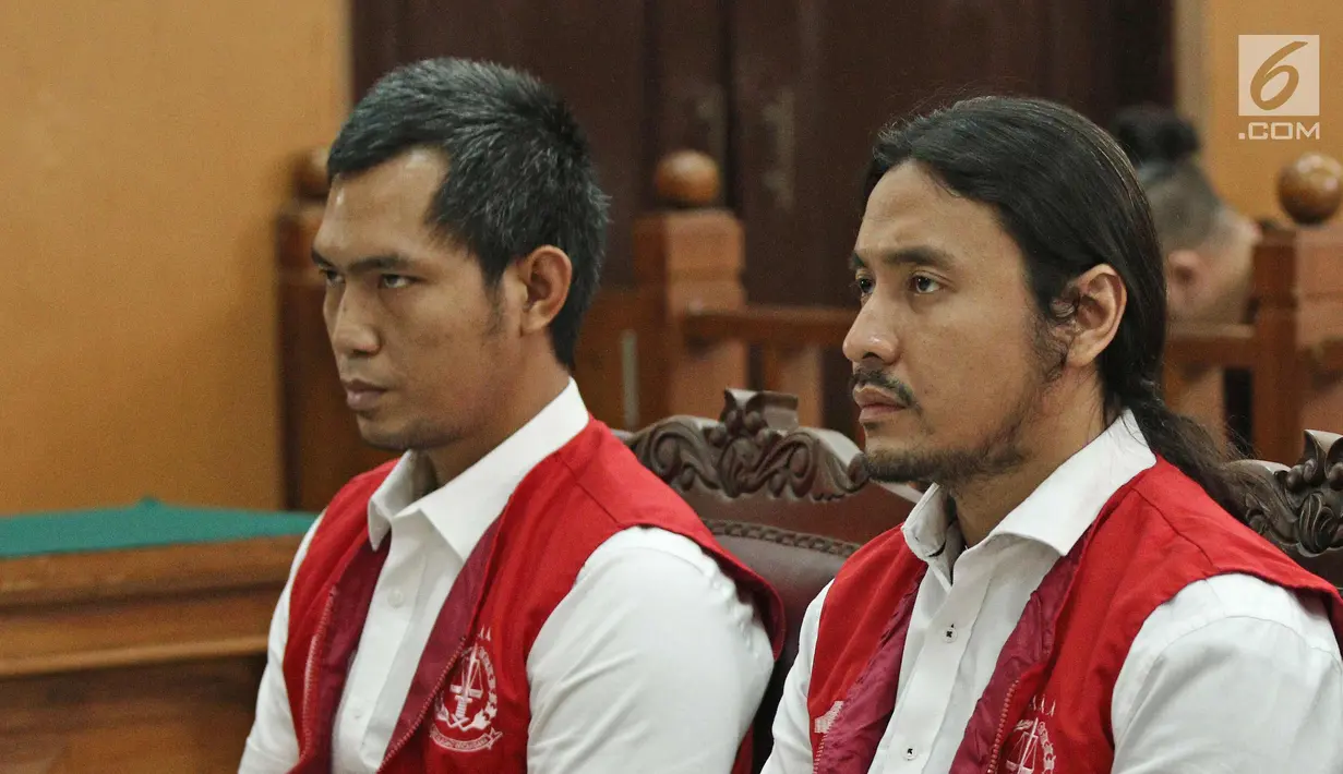 Musikus Marcello Tahitoe atau Ello bersama rekannya Diego saat menjalani sidang putusan di Pengadilan Negeri Jakarta Selatan, Selasa (16/1). Majelis hakim memvonis Ello dan Diego selama 9 bulan rehabilitasi. (Liputan6.com/Herman Zakharia)