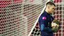 Kiper Kroasia, Dominik Livakovic, melakukan latihan jelang laga melawan Argentina pada laga semi final Piala Dunia 2022. (AP Photo/Petr David Josek)