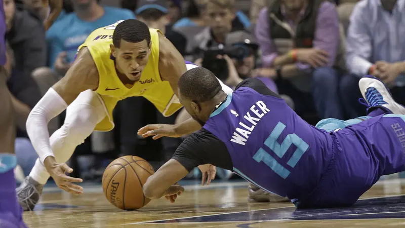 Jordan Clarkson (kuning) berduel dengan Kemba Walker