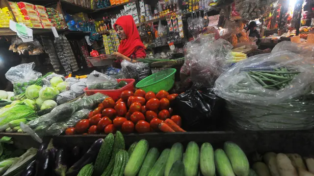 BBM Turun Tak Diikuti Harga Bahan Pokok