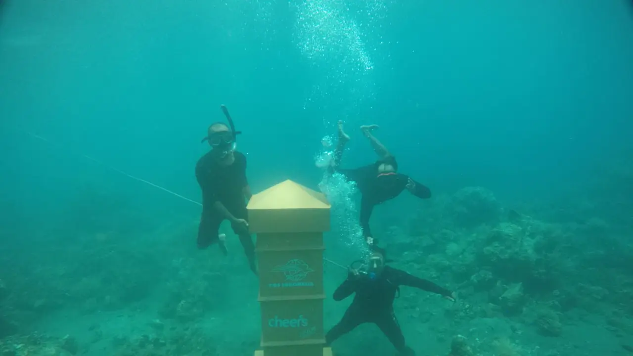 Pos box underwater spot selfie baru di dalam laut wisata Grand Watudodol Banyuwangi. (Istimewa)
