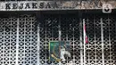 Kondisi gedung utama Kejaksaan Agung yang terbakar di Jakarta, Minggu (23/8/2020). Kebakaran hebat yang menghanguskan gedung utama Kejaksaan Agung pada Sabtu (22/8/2020) malam juga membuat sejumlah tahanan dievakuasi. (Liputan6.com/Faizal Fanani)
