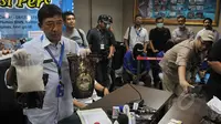 Kepala humas BNN Slamet Pribadi menunjukan barang bukti sabu-sabu saat konferensi pers di Kantor BNN, Jakarta, Kamis (16/4/2015). BNN menggagalkan transaksi narkotika jenis sabu seberat 10 kg dari Malaysia ke Indonesia. (Liputan6.com/Johan Tallo)