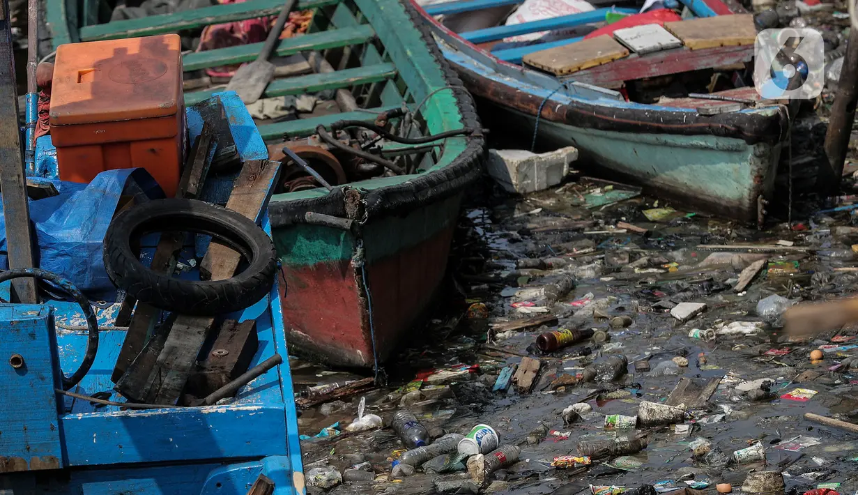 Tumpukan sampah mengambang di pinggir laut kawasan Kampung Nelayan, Penjaringan, Jakarta Utara, Minggu (20/9/2020). Setiap harinya, Jakarta memproduksi sekitar 7.000 ton sampah. Sekitar 1.900 hingga 2.000 ton merupakan sampah plastik. (Liputan6.com/Johan Tallo)