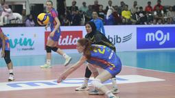 Pemain Jakarta Electric PLN, Marina Markova berusaha membangun serangan saat menghadapi Jakarta Livin Mandiri pada laga seri kedua putaran kedua PLN Mobile Proliga 2024 di GOR Si Jalak Harupat, Kabupaten Bandung, Jumat (7/6/2024). Jakarta Electric PLN menang 3-0 (25-19, 25-22, 26-24). (Dok. PBVSI)