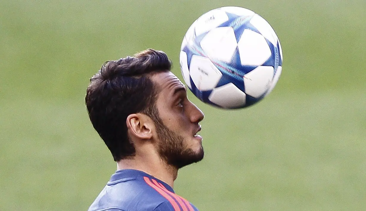 Bayer Leverkusen, klub dari Hakan Calhanoglu hanya bersedia melepas pemain 21 tahun itu dengan harga 29 juta poundsterling (sekitar Rp 605 miliar rupiah). (EPA/Quique Garcia)