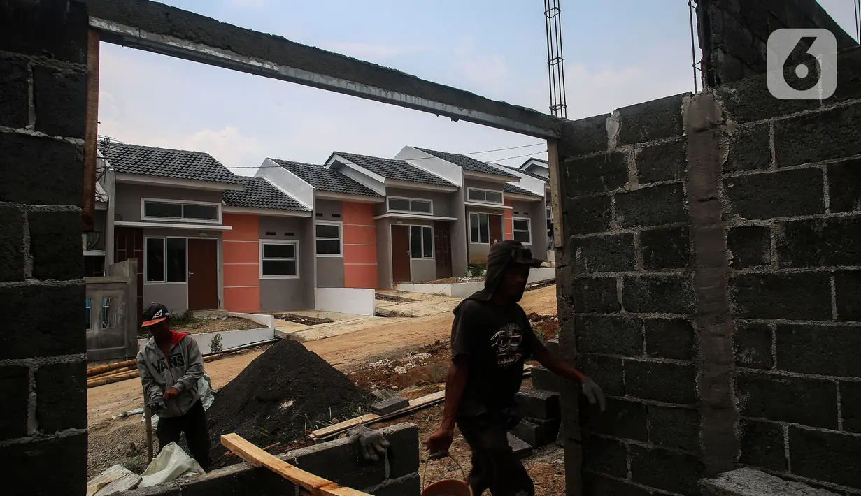 Aktivitas pekerja rumah subsidi di Ciseeng, Kabupaten Bogor, Jawa Barat, Rabu (16/2/2022). PT BTN (Persero) TBK terus berupaya memenuhi kebutuhan hunian layak terutama bagi masyarakat berpenghasilan rendah guna mempercepat sektor perumahan mendukung ekonomi berkelanjutan. (Liputan6.com/Johan Tallo)