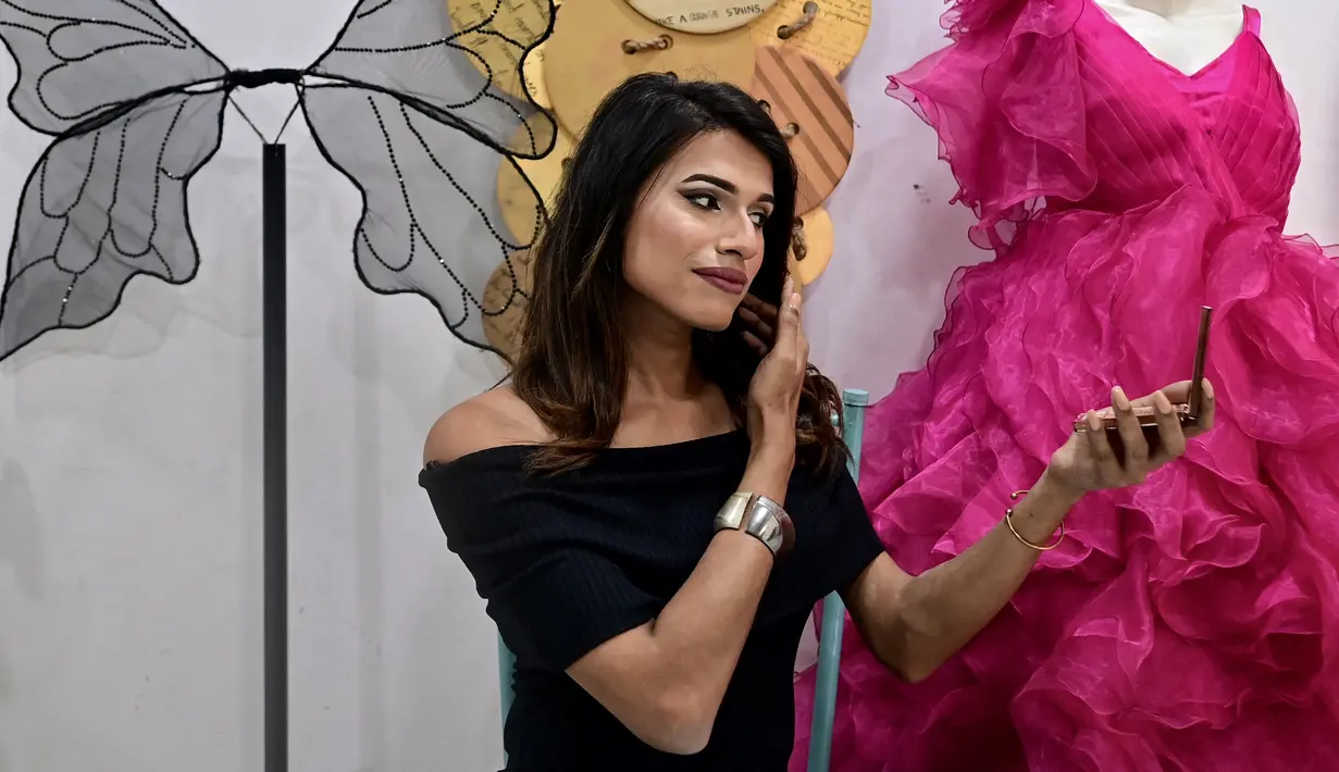Banyak cerita tentang transgender yang ditinggalkan oleh keluarga dan masyarakat, memaksa mereka untuk mengemis atau dipaksa masuk ke dalam perdagangan seks. (Munir uz ZAMAN / AFP)