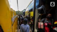 Pemudik arus balik Lebaran Idul Fitri 2023 tiba dengan bus di Terminal Lebak Bulus, Jakarta, Rabu (26/4/2023). (Liputan6.com/Johan Tallo)