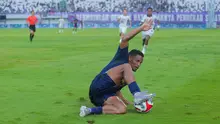 Pemain Persita Tangerang, Eber Bessa, berusaha menghentikan bola saat melawan Persik Kediri dalam laga lanjutan BRI Super League 2025/2026 di Stadion Indomilk Arena, Minggu (21/12/2025) sore WIB. (Bola.com/ M Iqbal Ichsan)