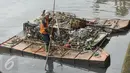 Petugas dari Dinas Kebersihan DKI membersihkan sampah yang menumpuk di kali yang berada di kawasan Cengkareng, Jakarta, Kamis (11/2). Kegiatan ini sebagai upaya Pemkot Jakarta Barat mengatasi banjir. (Liputan6.com/Faisal R Syam)