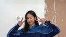 Gemas, Jennie BLACKPINK pakai atasan lengan panjang dan celana pendeknya bernuansa denim yang serasi. [Foto: Instagram/jennierubyjane]