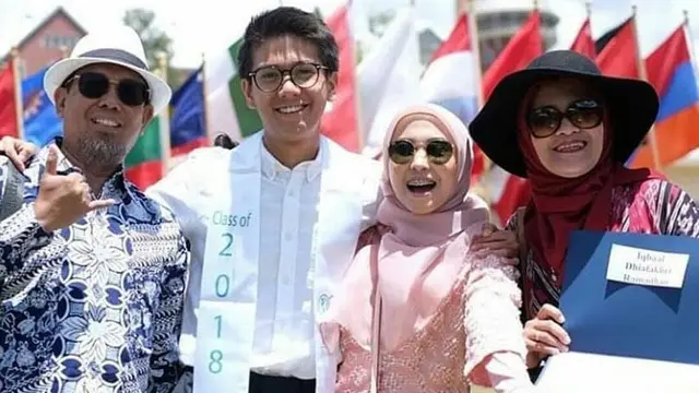[Bintang] Iqbaal Ramadan Wisuda