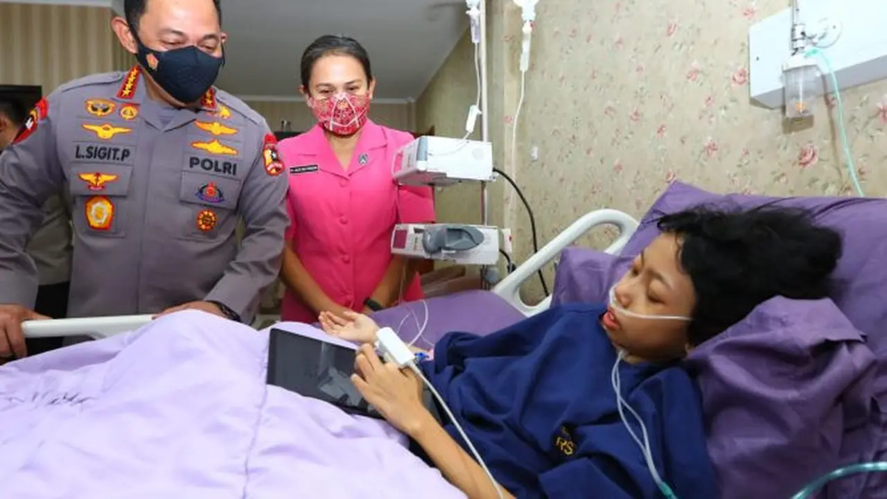 Sinta bocah penderita tumor asal Rembang dijenguk Kapolri di RS Polri. (Foto: Humas Polda Jateng/Liputan6.com)